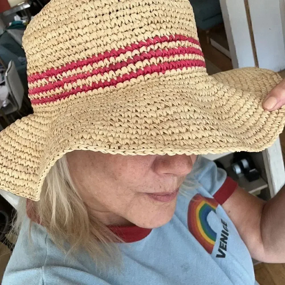 Fun 🤩 Hat 👒 fabulously flexible Pack away!!! ✈️ 🏝️ 🕶️ 👄 💄 Pink Stripes